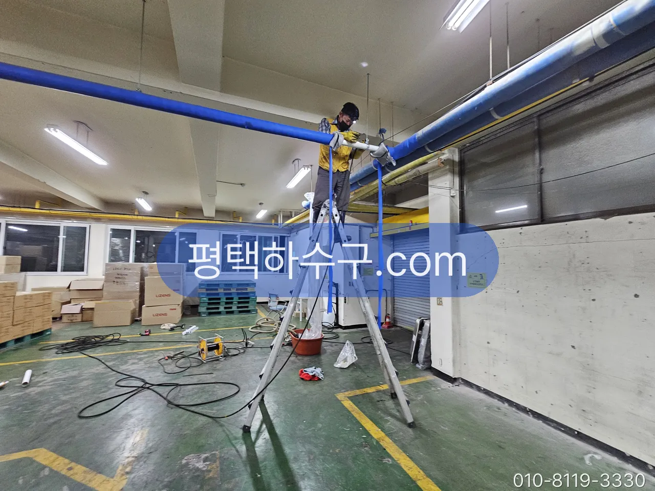 건물 배관 정기관리 현장 — 공장 천장 배관·관로 정기 관리