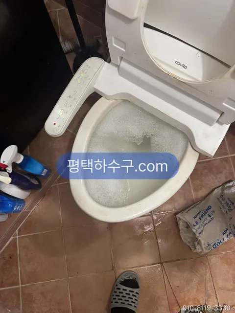 거품 섞인 물이 가장자리까지 차오른 변기와 젖은 바닥