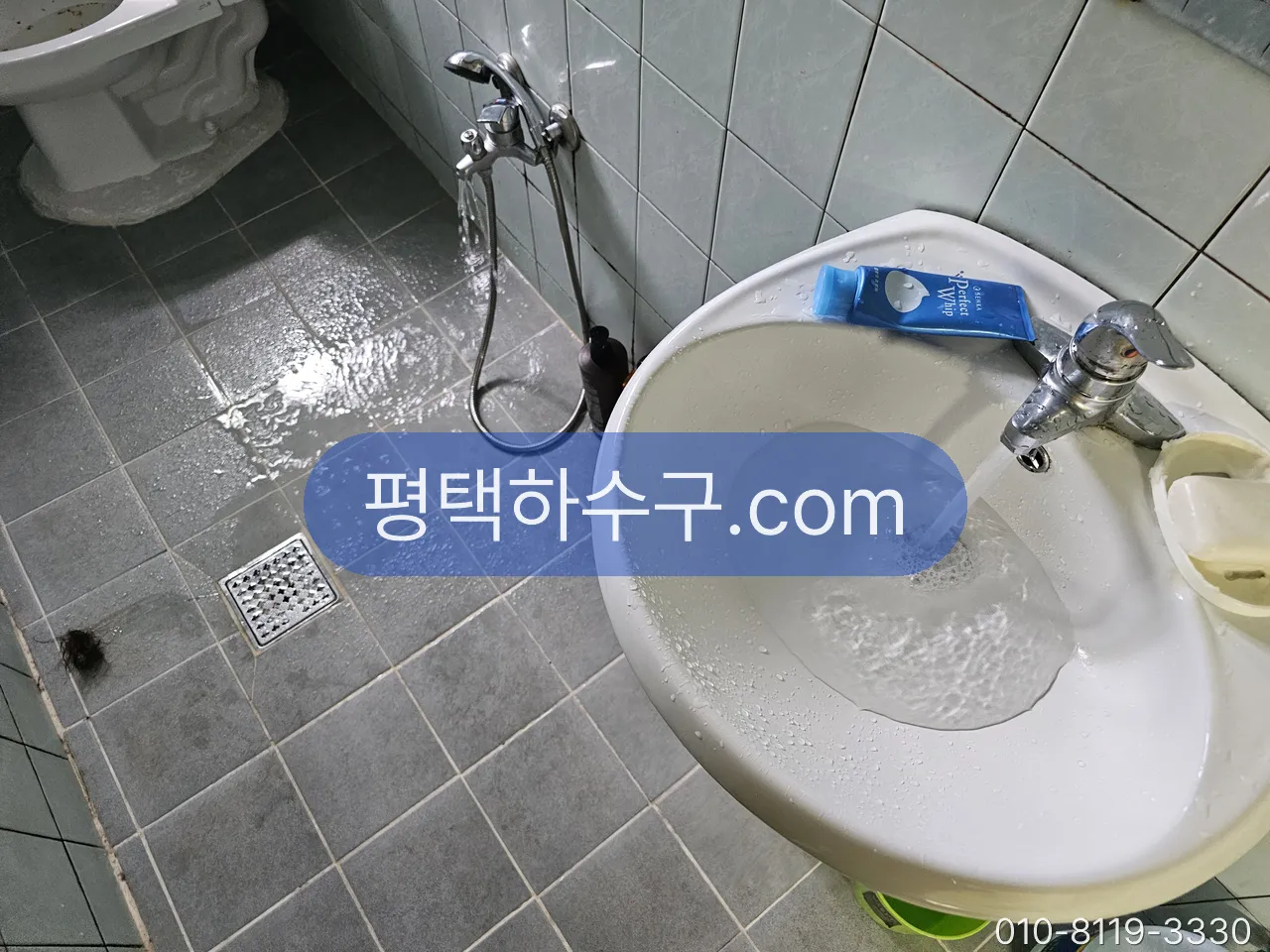 수전 · 급배수 교체 현장 — 세면대 수도꼭지 교체 후 물을 받아 팝업·배수 부속 누수 확인