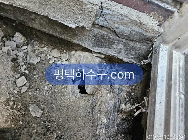 평택하수구 현장 기록 — 벽 하단 배관 노출 — 보온재 없이 지나는 구간 확인