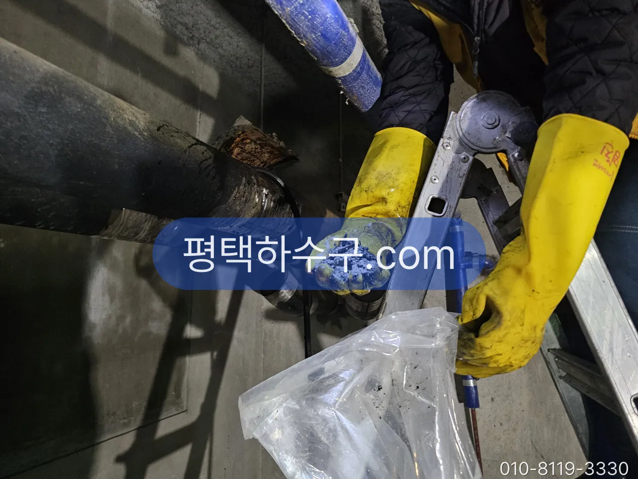 그리스트랩 청소 현장 — 그리스트랩 안 굳은 기름 덩어리 제거