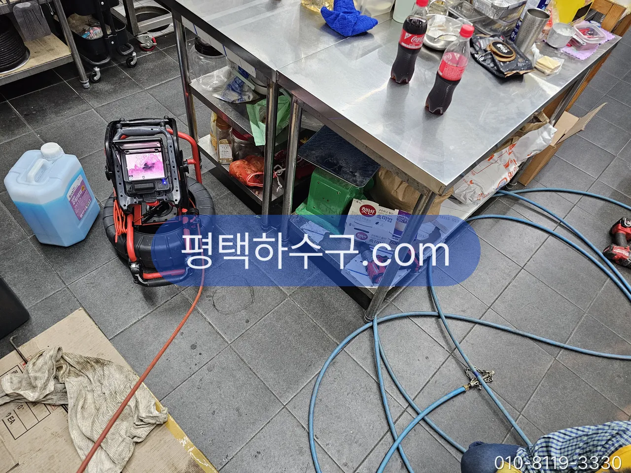 식당 · 구내식당 주방 배관 정기세척 현장 — 식당 주방 — 싱크 하부 배관에 내시경·플렉스샤프트 투입 준비