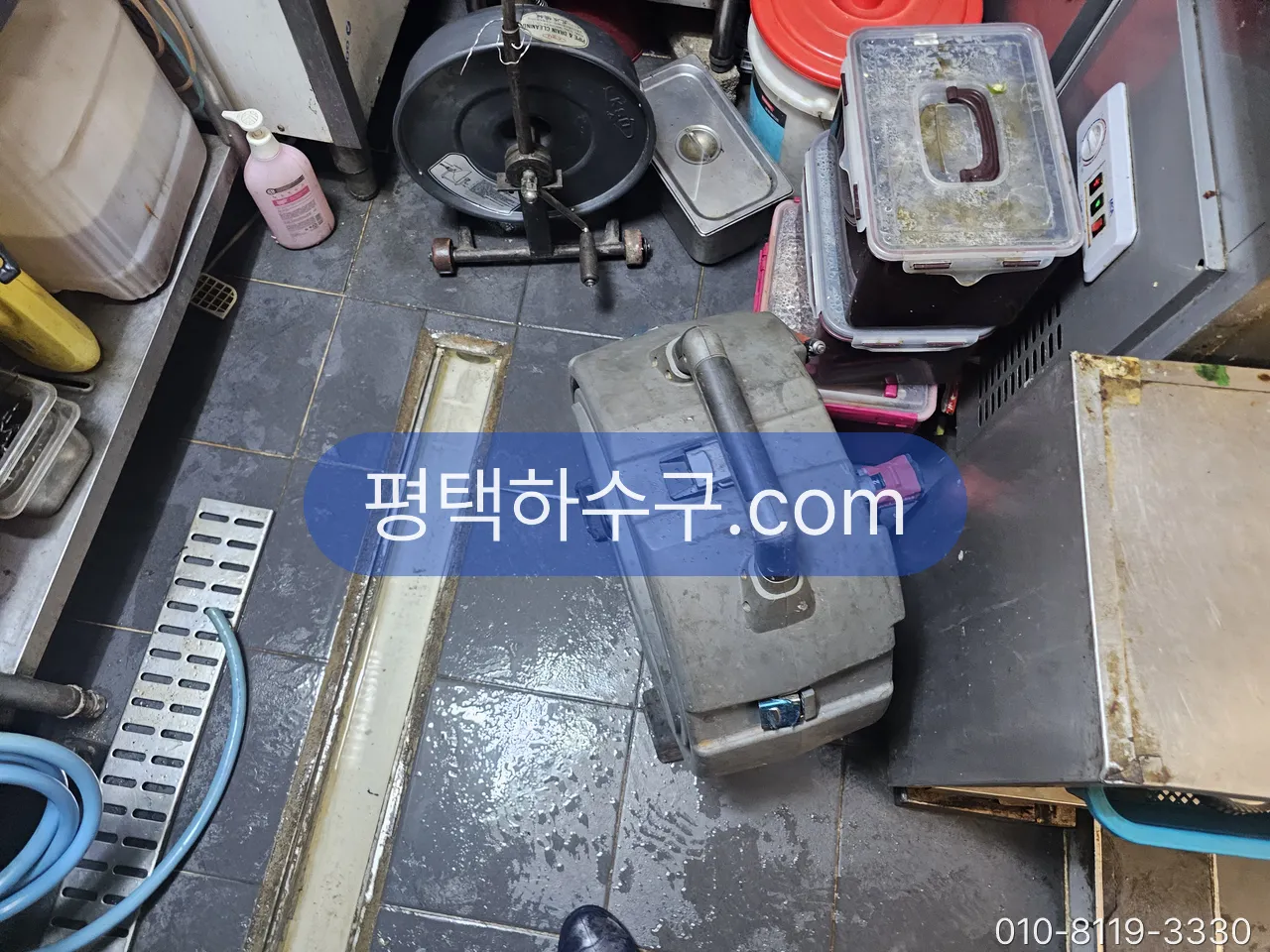 식당 · 구내식당 주방 배관 정기세척 현장 — 주방 바닥 트렌치·배수구 — 장비를 옮겨 가며 구간별로 세척