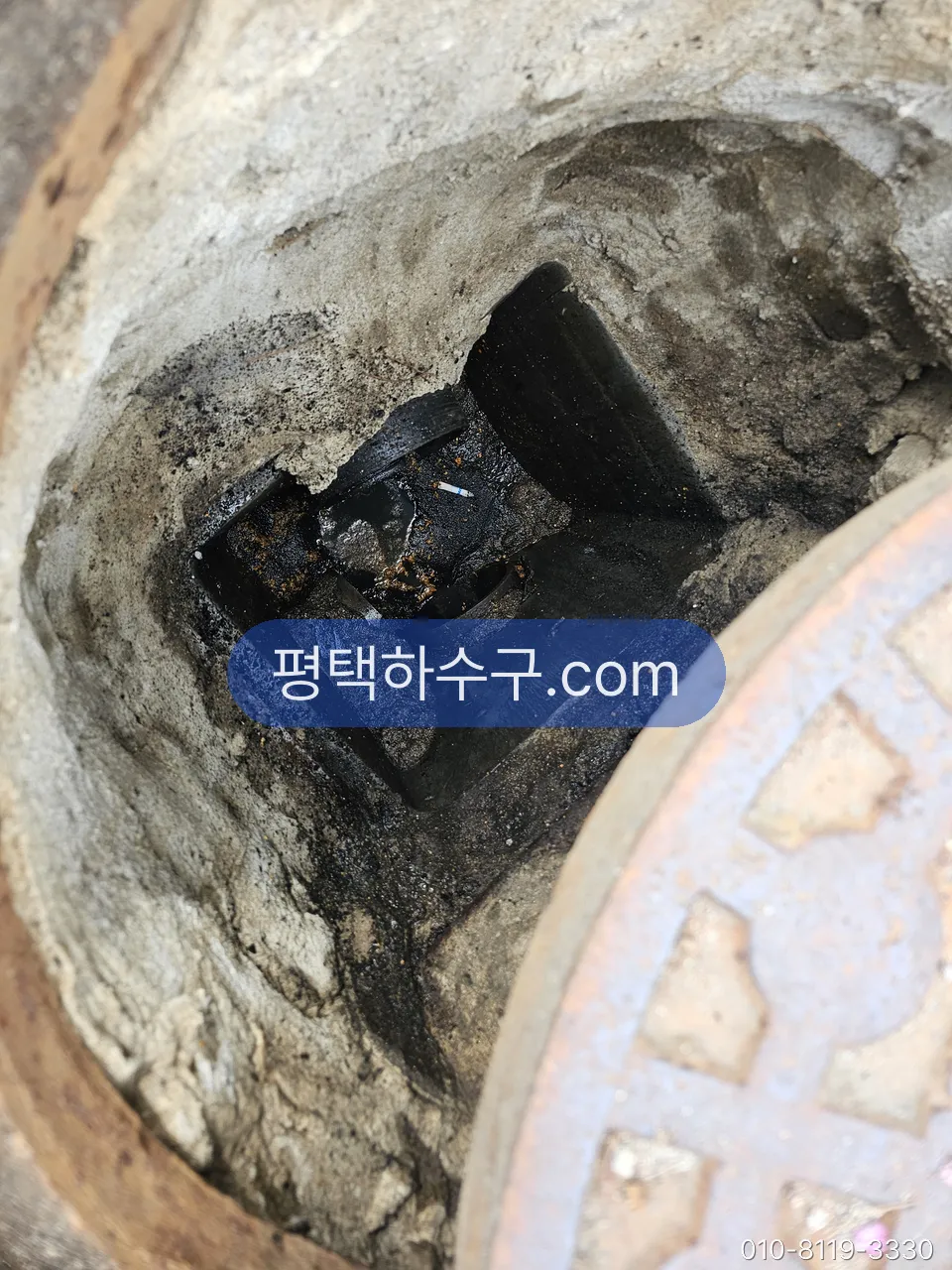 누수탐지 · 누수 수리 현장 — 계량기함 확인 — 집 안 수도를 다 잠근 뒤 계량기가 도는지부터 봅니다