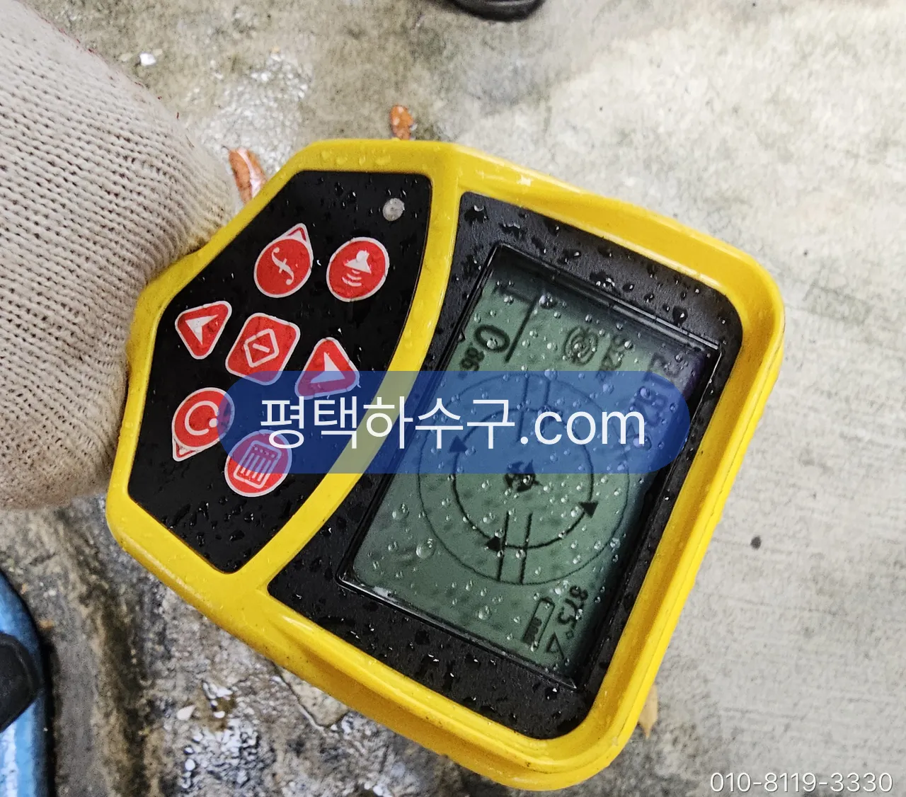 누수탐지 · 누수 수리 현장 — 탐지 장비로 매설 배관의 경로와 깊이를 짚는 중