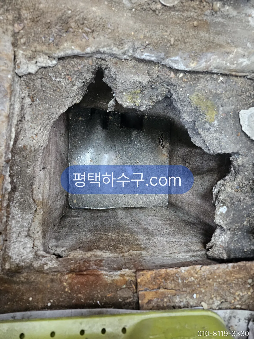 누수탐지 · 누수 수리 현장 — 구간을 좁힌 뒤 벽체를 최소로 열어 배관을 확인
