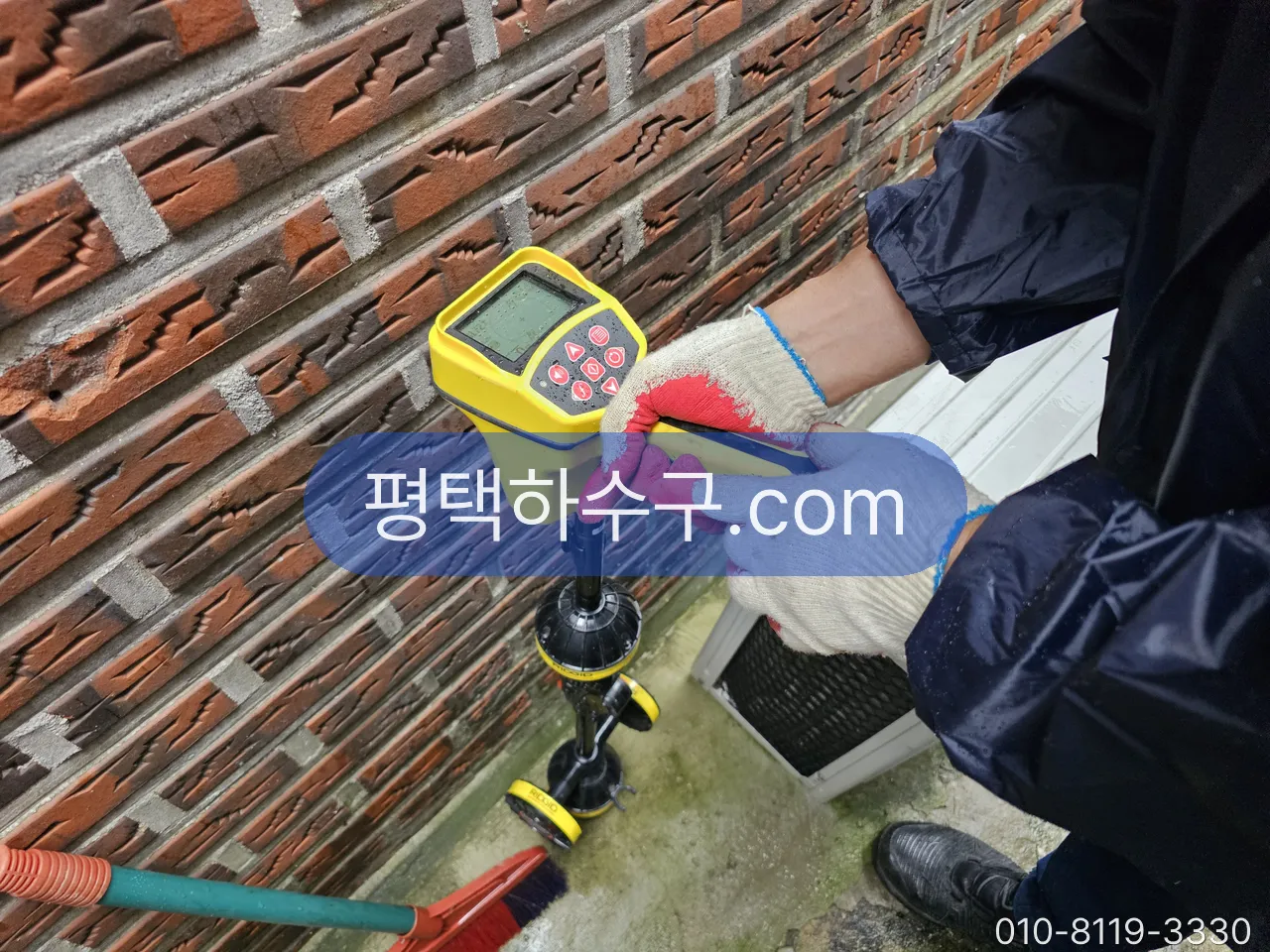 수도계량기로 누수 확인하는 법, 급할 때 물 잠그는 법 — 밸브 위치·동파 확인까지 — 탐지기로 외벽 매설 급수관을 짚는 중