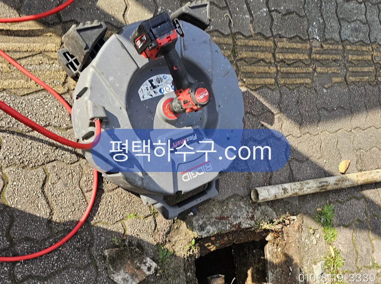 우수관 막힘 · 옥상 배수구·홈통·베란다 우수관 현장 — 우수받이를 열고 고압세척기로 우수관 세척