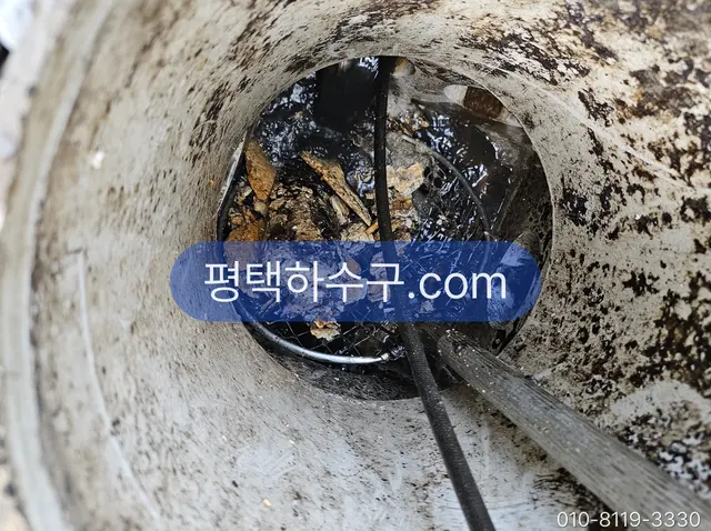 평택하수구 현장 기록 — 긁어낸 스케일 조각이 관 안에서 떨어져 나온 상태
