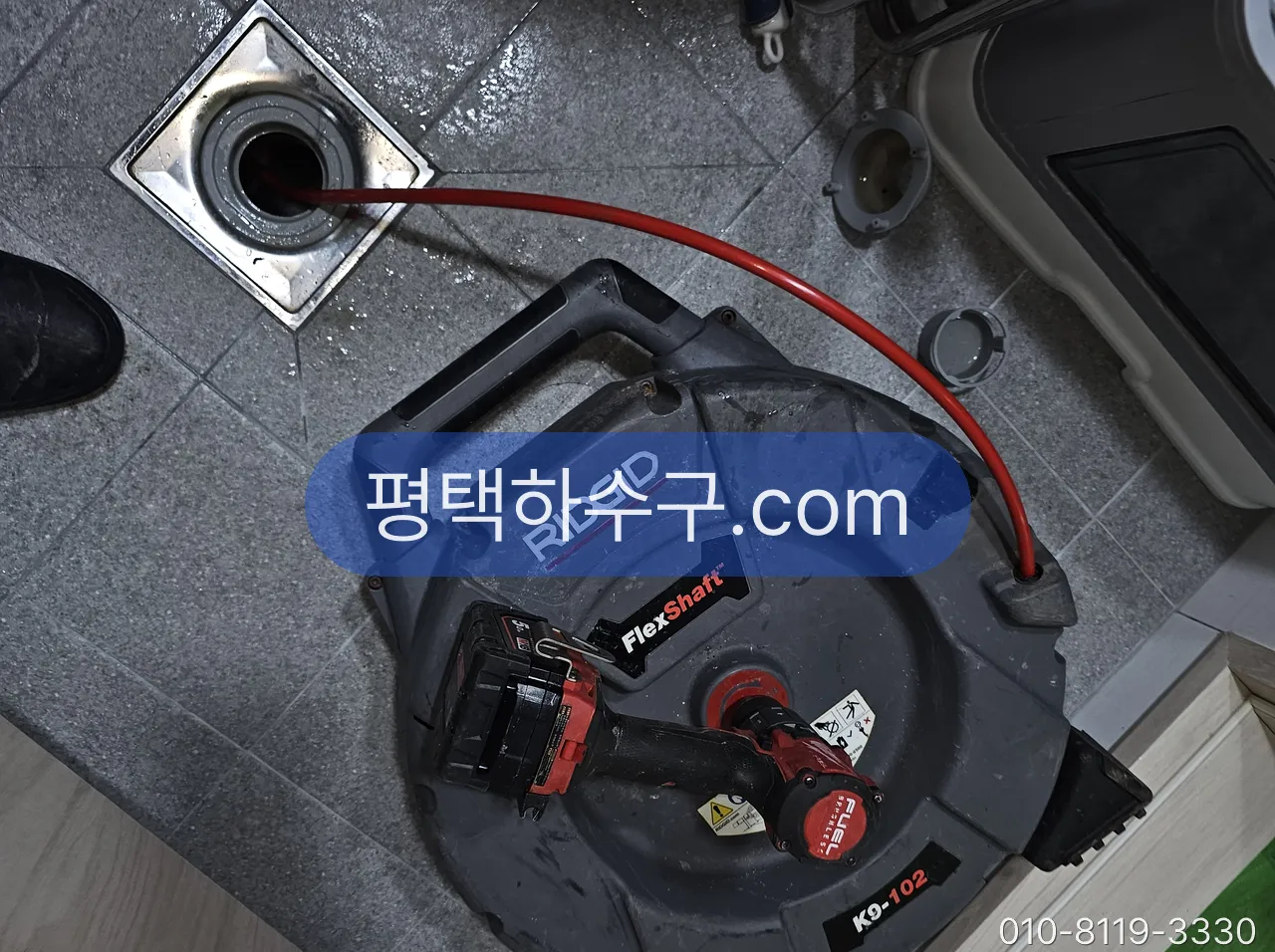 배관 스케일링 · 석회·기름 슬러지·녹 현장 — 플렉스샤프트 장비 세팅 — 배수구 트랩부터 스케일·슬러지 제거