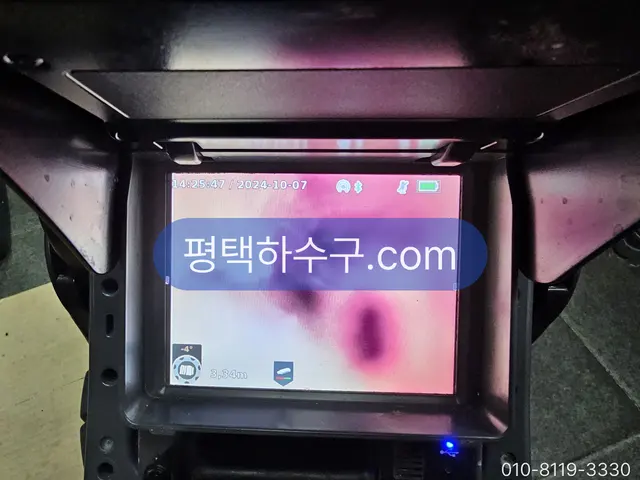 평택하수구 현장 기록 — 세척 전 내시경 화면 — 관 벽에 붙은 기름층을 먼저 기록