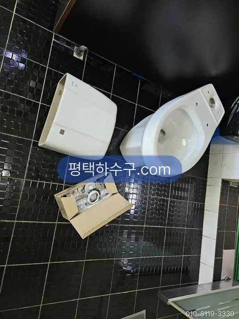 평택하수구 현장 기록 — 오래된 2피스 변기 탈거 — 탱크와 몸통을 분리해 반출