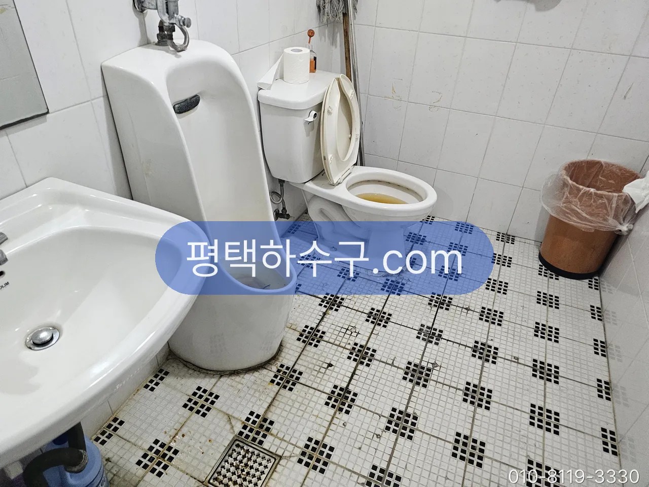 변기 막힘 현장 — 소변기 막힘 — 요석이 쌓여 물이 안 빠지는 상태
