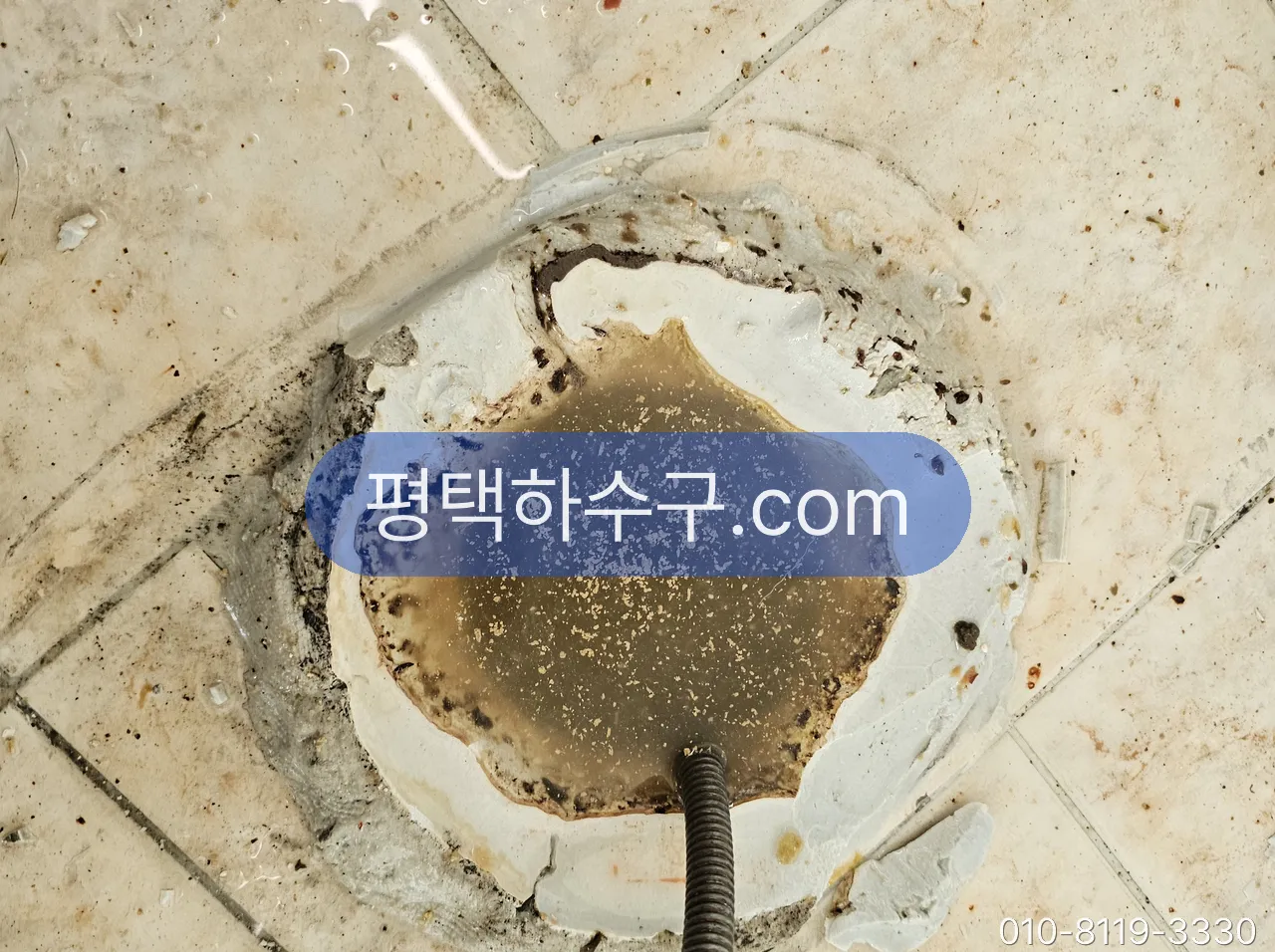 반지하·1층 역류 방지 · 역류방지밸브 설치 현장 — 반지하 바닥 배수구 개방 — 밸브를 넣을 자리와 관 지름 확인