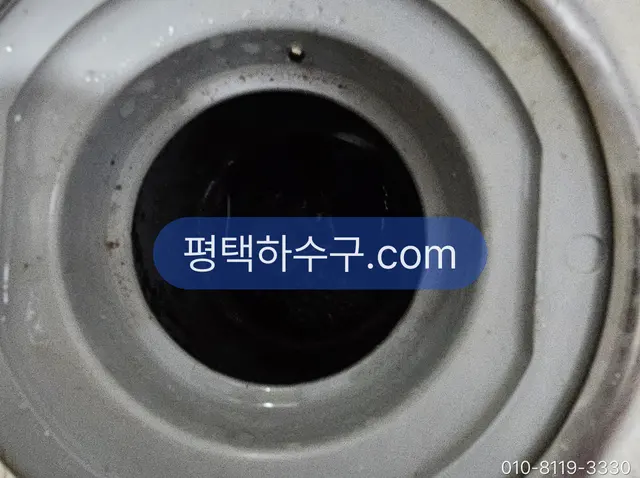 평택하수구 현장 기록 — 트랩 안쪽을 벗겨낸 뒤 — 물길이 다시 보이는 상태